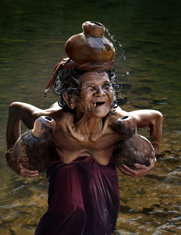 Vuong Quoc Kim (金王国) Coming home with water