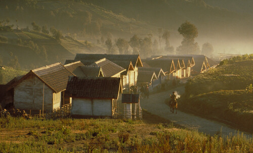 20 Singapore Tan Lip Seng 陈立诚 Bromo Village At Dawn (1980)  Gold Medal 25th Maitland Autralia 1982  